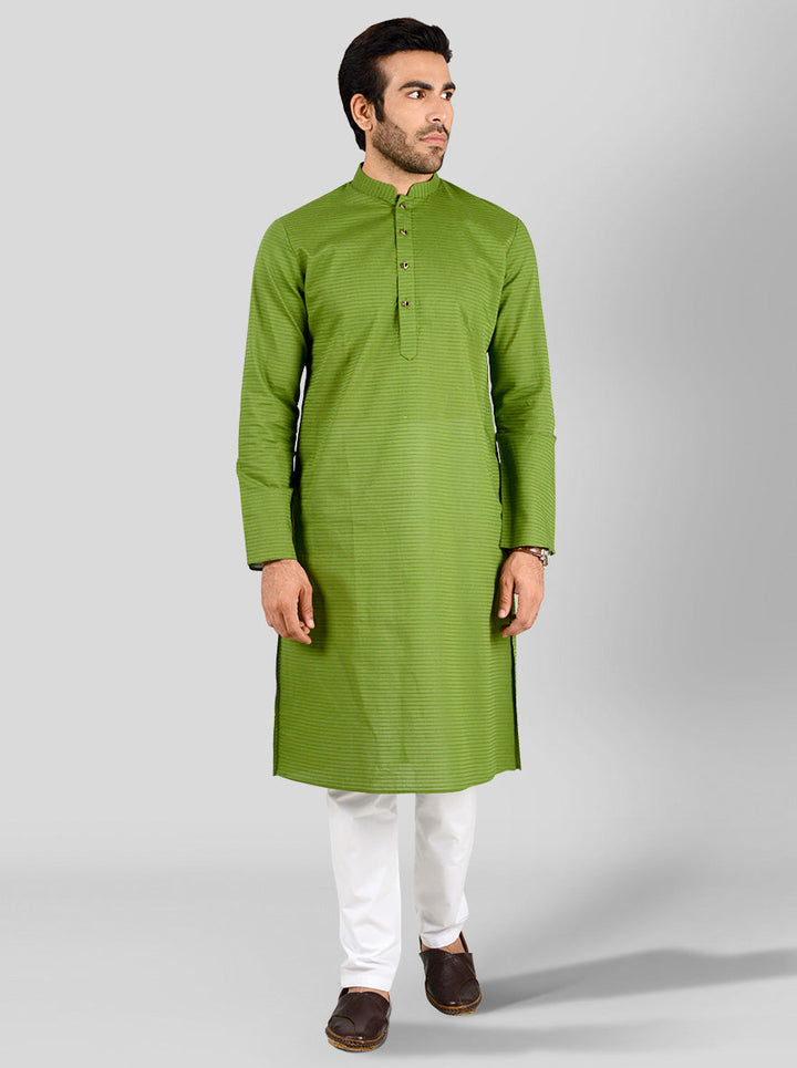 Stand out with this green kurta pajama set for men, ideal for traditional events in the USA.