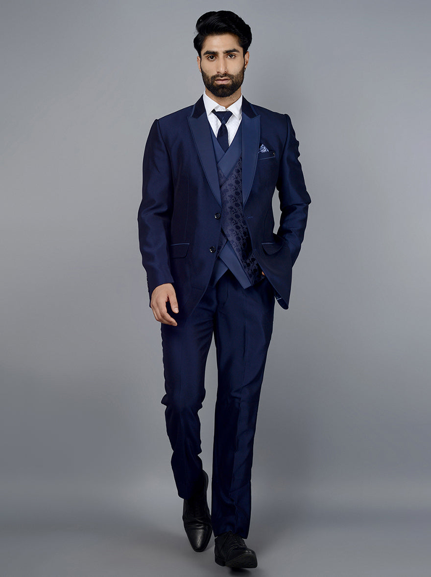 Classic navy blue tuxedo for men, perfect for elegant occasions, combining timeless style and modern elegance.