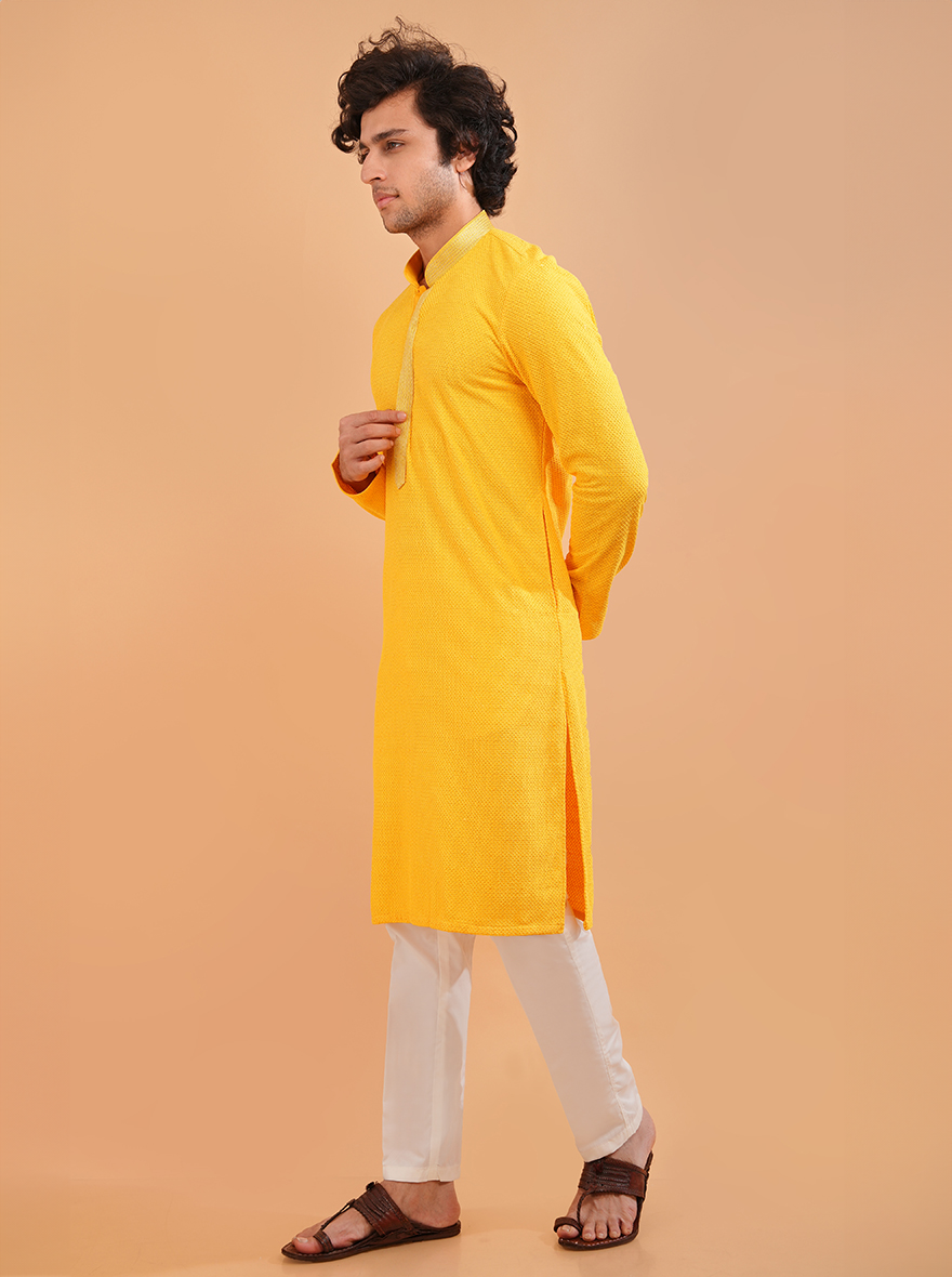 USA-ready yellow silk kurta pajama, the perfect attire for men’s haldi events.