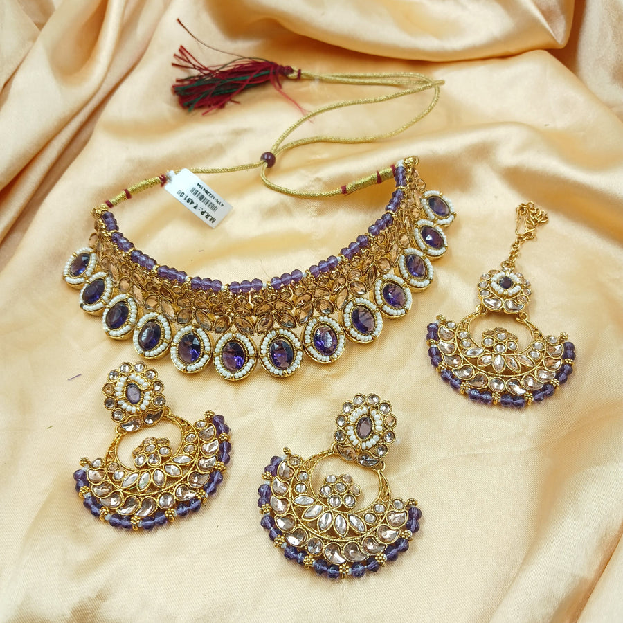 Gorgeous golden necklace set, perfect for enhancing wedding beauty.