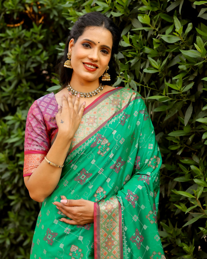 Wear elegance with this mint green Ikkat Patola silk saree featuring a beautifully woven Zari border and an elegant, rich pallu.