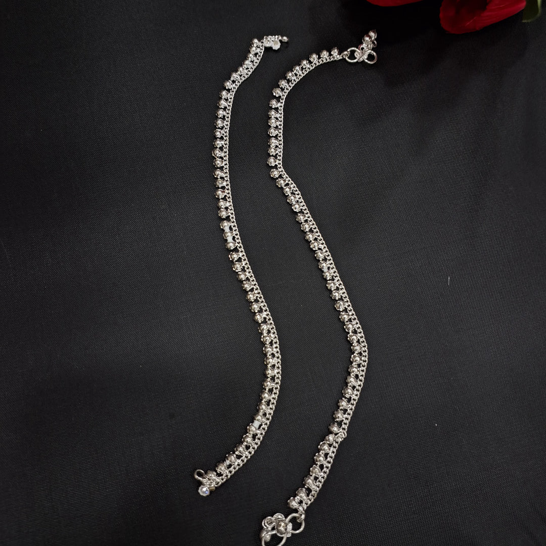 Elegant silver anklet with beaded detail, perfect for yoga or outdoor activities.