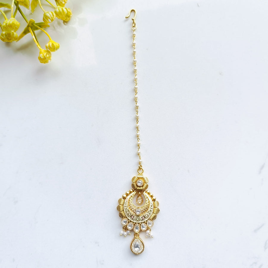 Gold mang tika with intricate Kundan and diamond accents, ideal bridal tikka jewellery for special occasions.