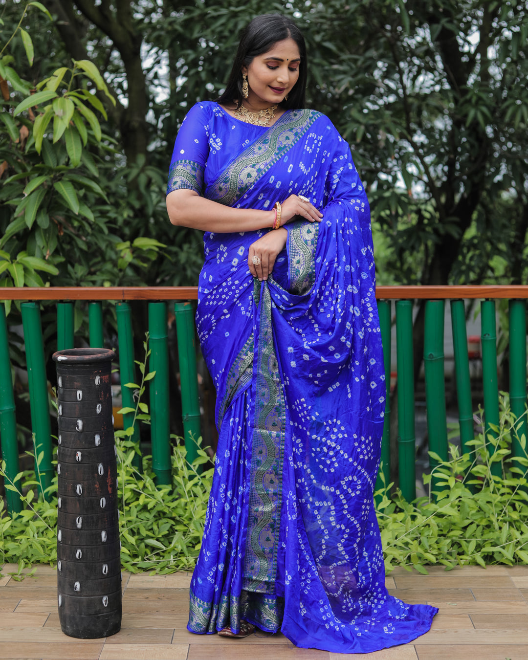 Teal-green Bandhej silk sadi with rich dual-tone Tapeta silk and bold broad border, perfect for weddings.