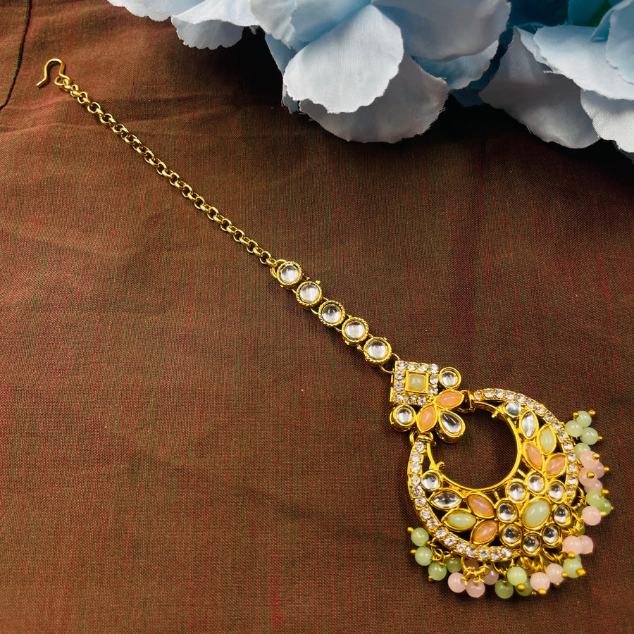 Gorgeous bridal maang tikka with diamond and Kundan accents, a timeless choice for weddings.