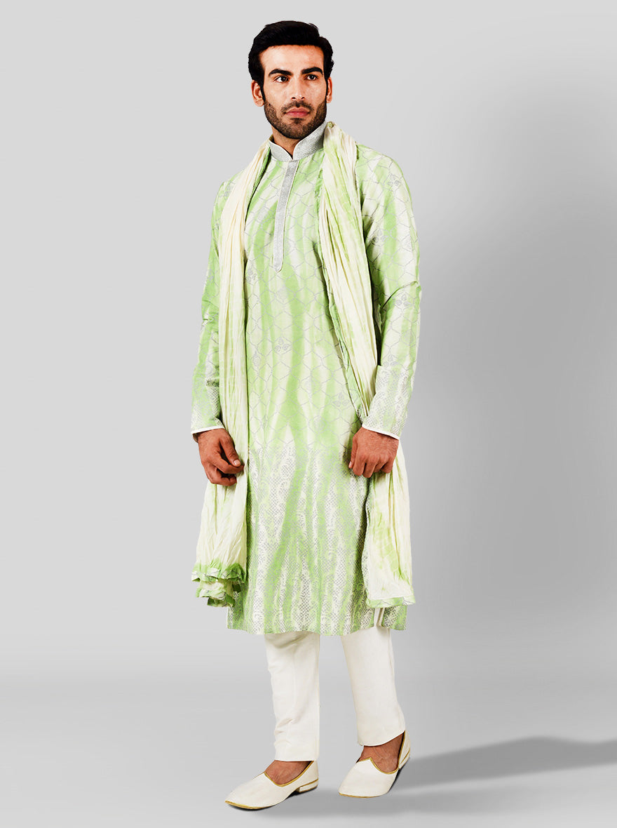 Stand out with this green & cream kurta set for men, ideal for traditional celebrations in the USA.