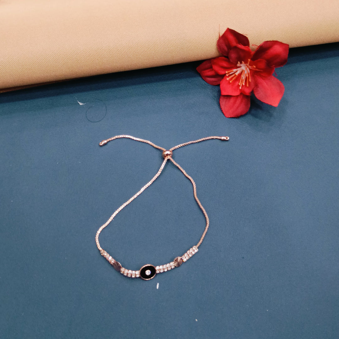 Stylish rose gold bangle with a slim design, suitable for any occasion.