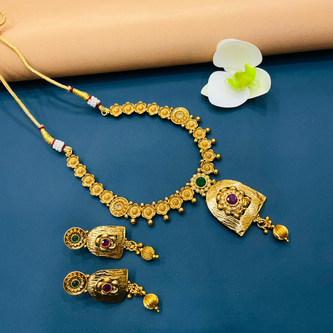 Gorgeous golden necklace set, ideal for enhancing bridal beauty.