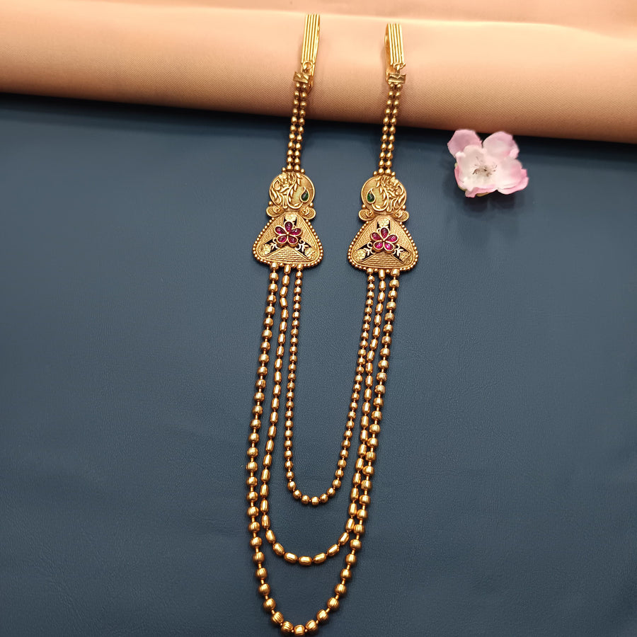 Gorgeous golden kamarband for brides, a beautiful Indian waist chain for traditional wear."