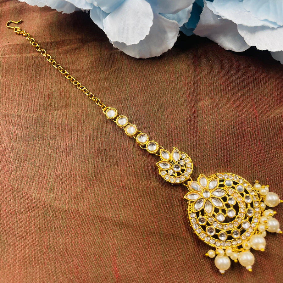 Elegant gold mang tika for brides, featuring intricate Kundan craftsmanship for a luxurious touch.