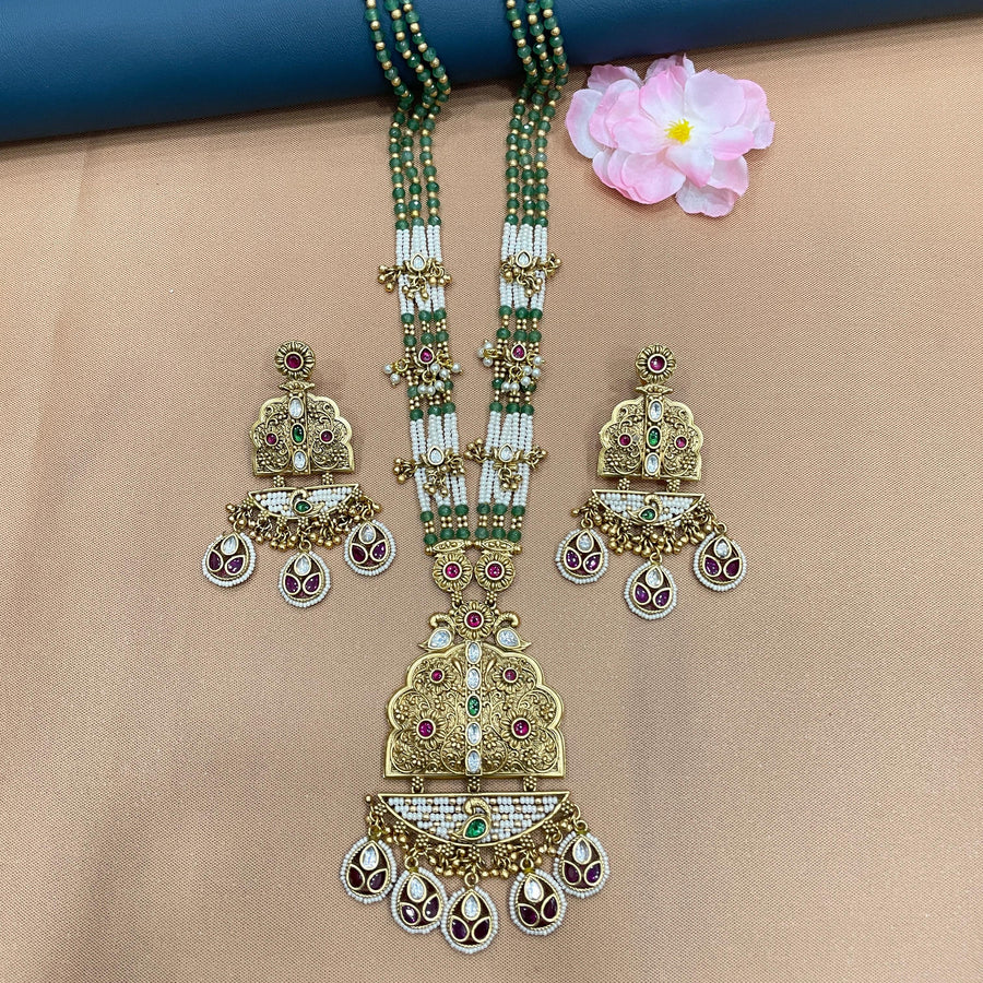 Antique jewelry set with intricate detailing, ideal for brides and celebrations.