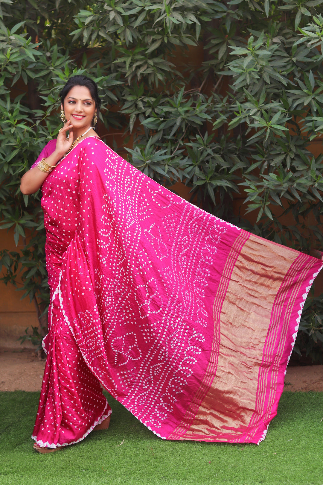 Soft pink pure Bandhej silk saree featuring traditional craftsmanship, a stylish choice for special occasions.