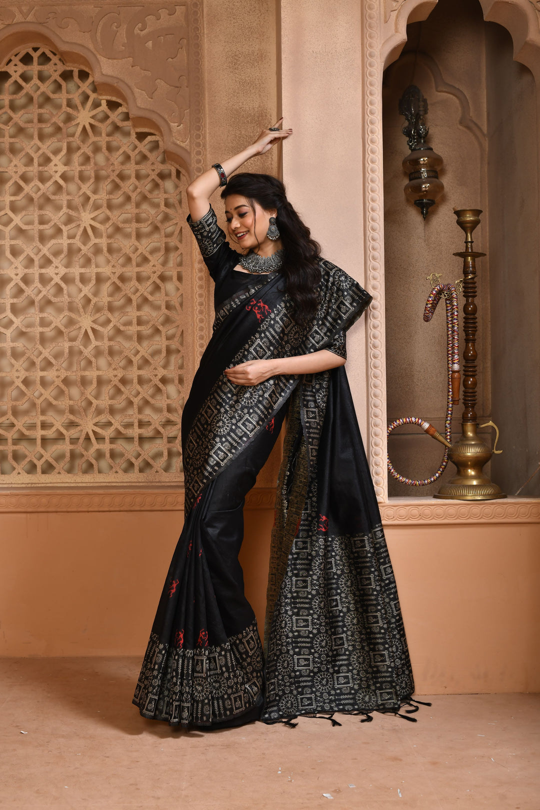 Sophisticated black Banglori raw silk saree featuring rich pallu weaving, perfect for festive gatherings.