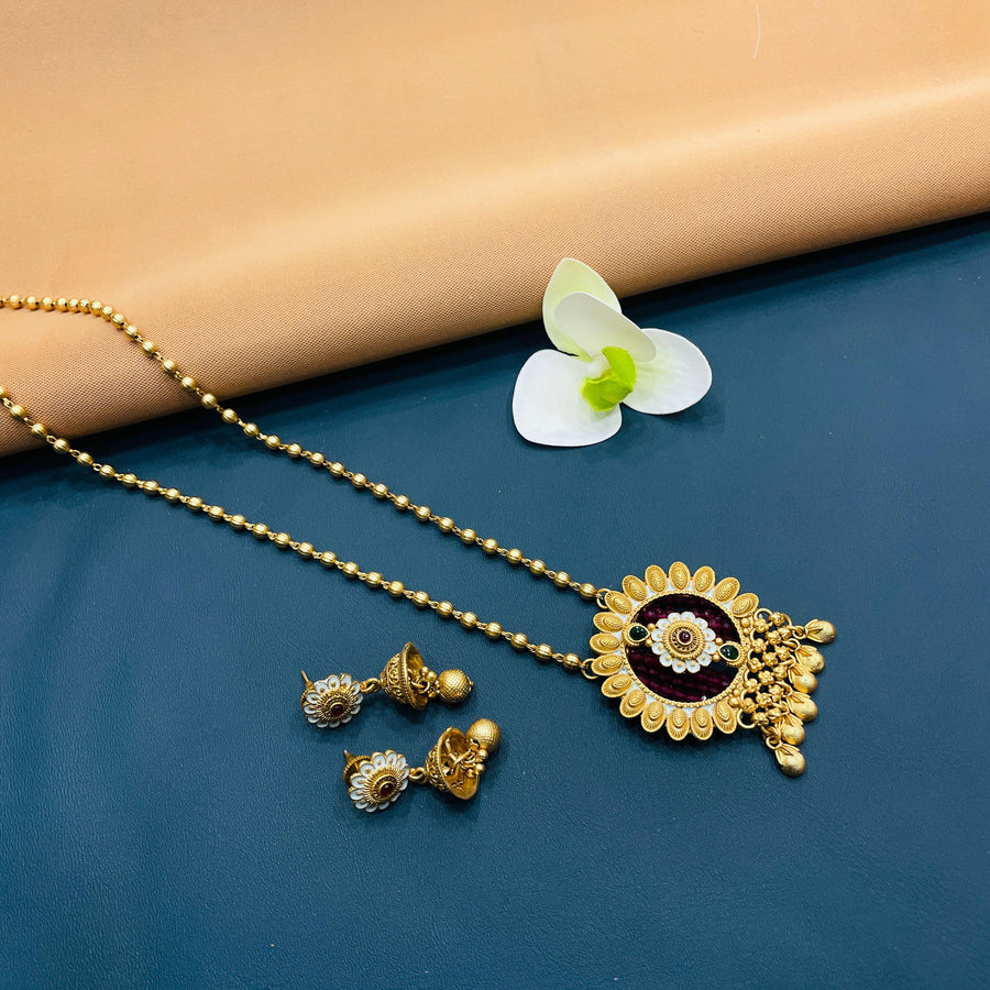 Beautifully crafted gold jewelry set, ideal for festive occasions.