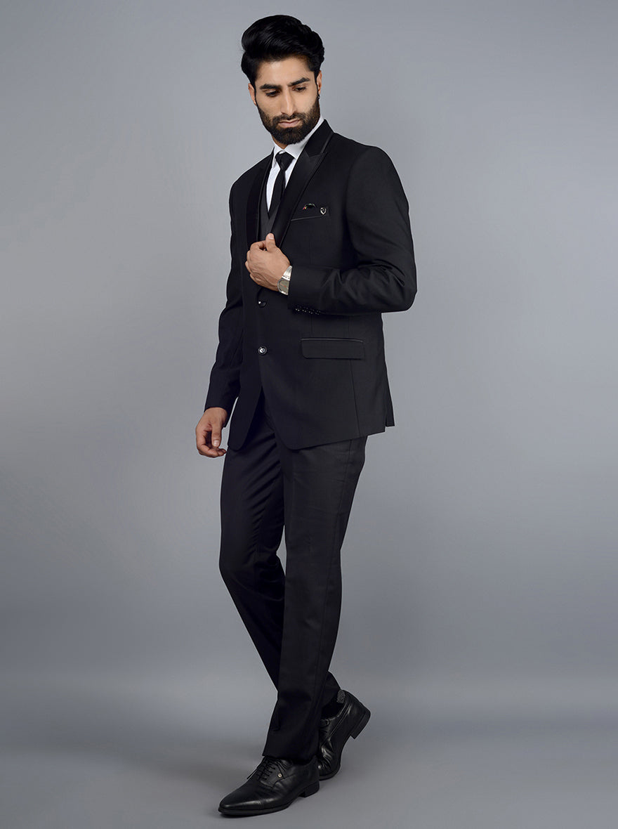 Timeless black suit designed for men, perfect for weddings and professional gatherings, combining style and comfort.