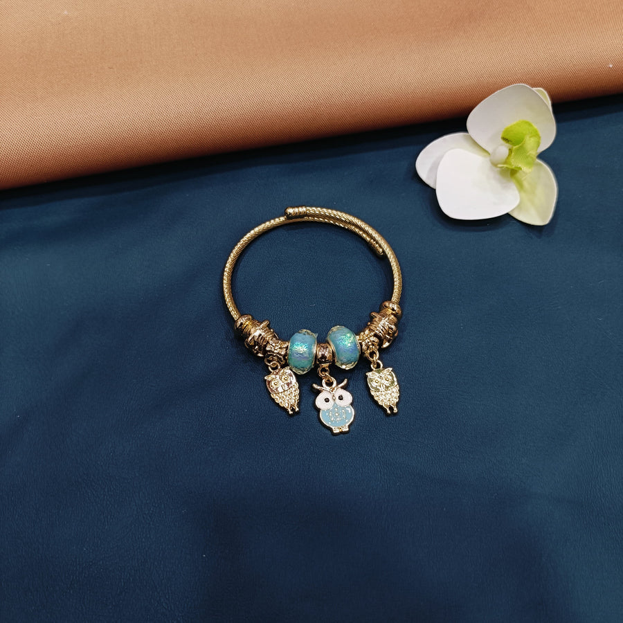 Fashionable Pandora bracelet that combines elegance and fun, a must-have accessory.