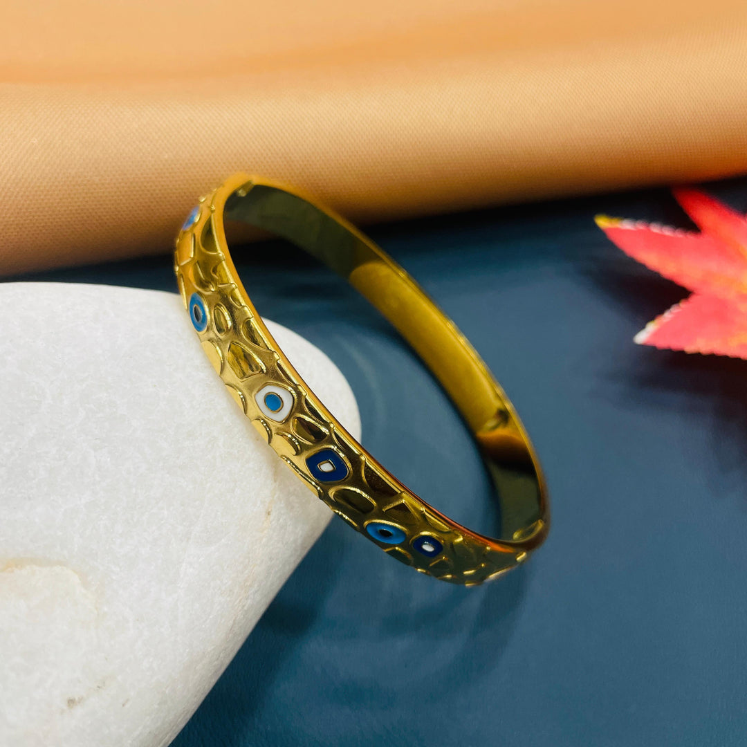 Timeless golden bracelet with a classic design.