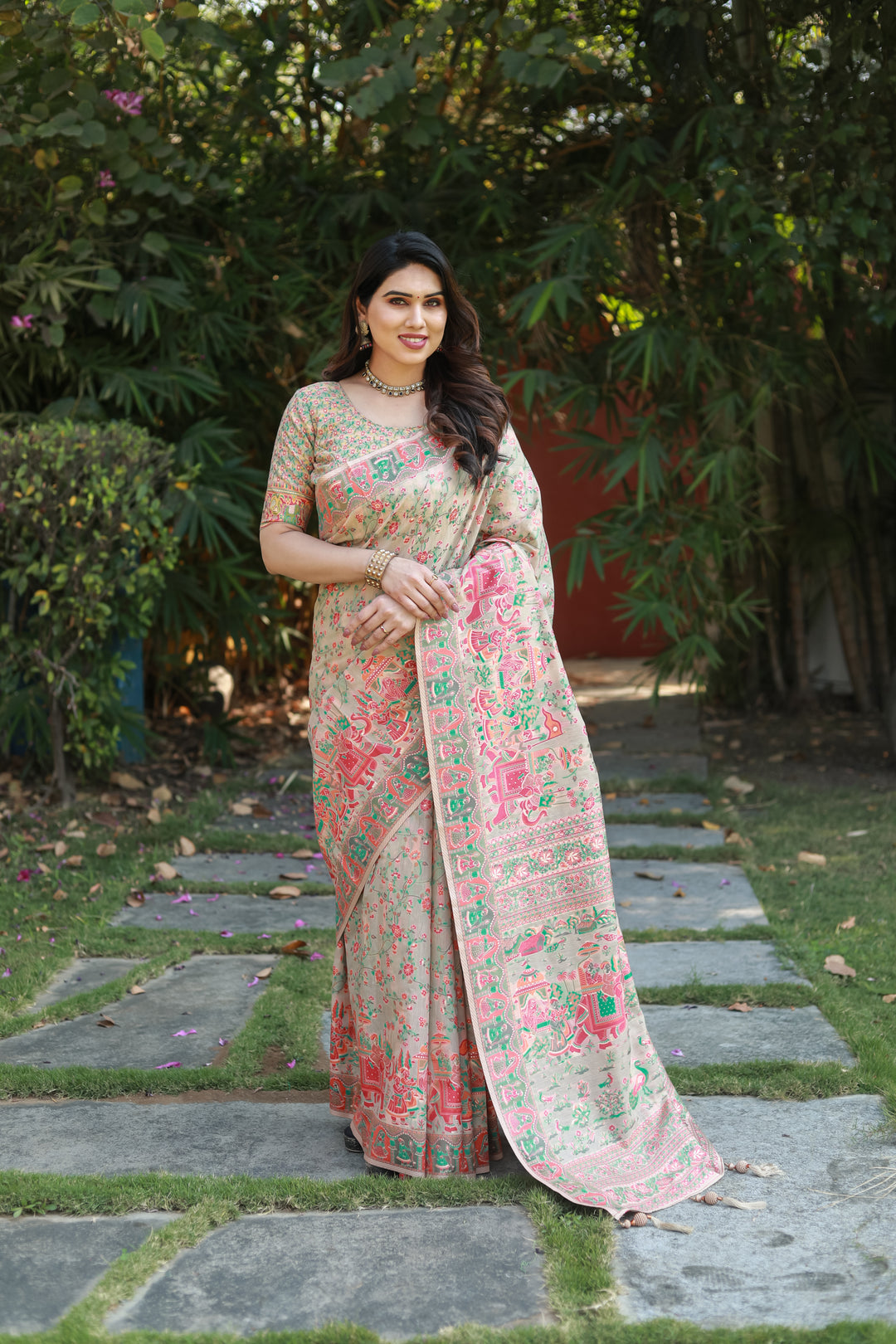 Elegant off-white Pashmina cotton saree featuring a beautiful double-sided border and grand pallu for a classy look.