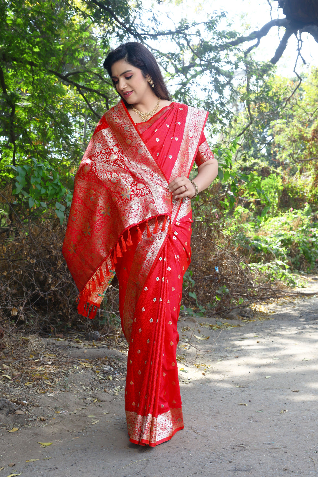 Exquisite sky-blue Kanjivaram silk saree featuring intricate weaving and a radiant shine for special occasions.