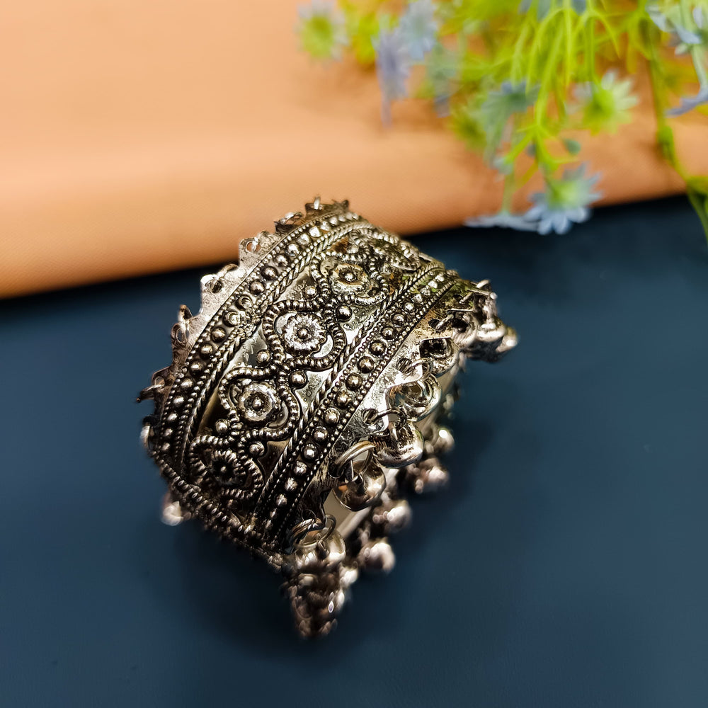 Timeless oxidised bracelet with a vintage finish, perfect for special occasions.