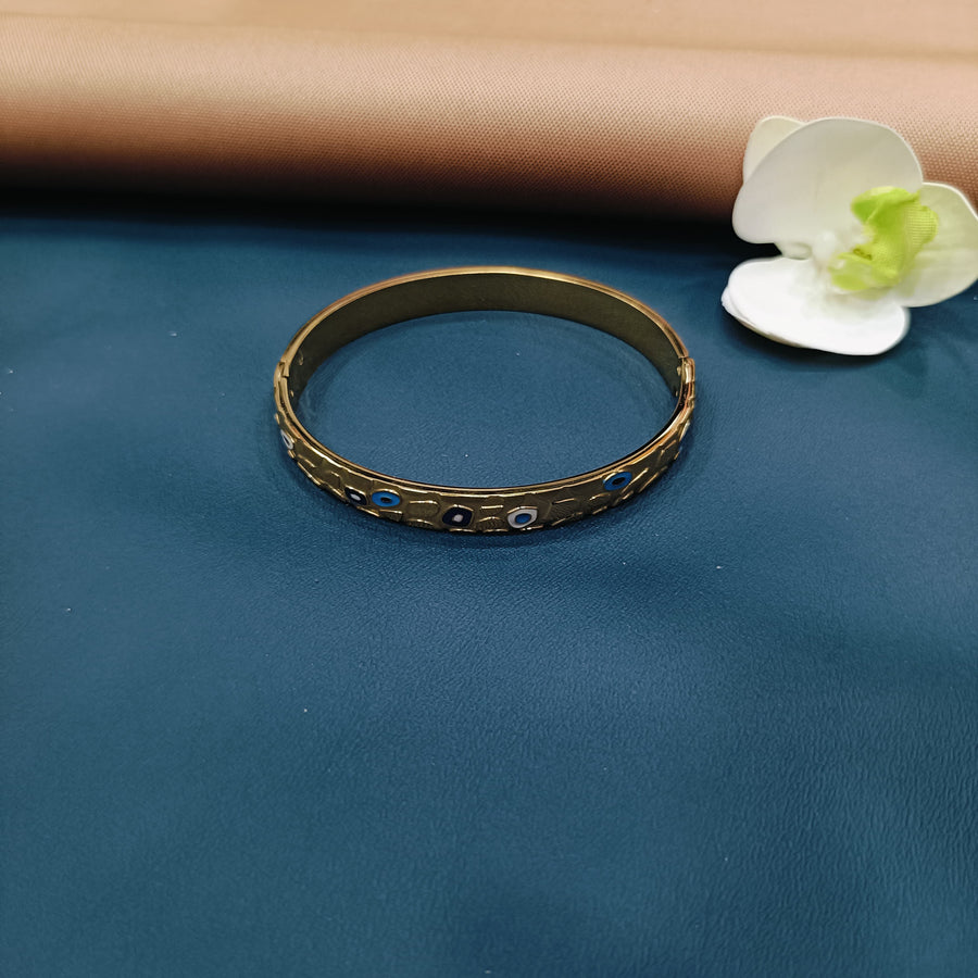 Sophisticated golden bracelet with floral engravings.