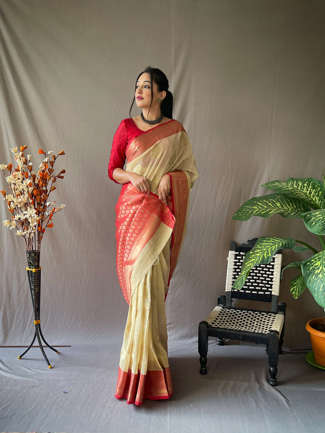 Soft Linen Fabric with Contrast Pallu Border | Partywear Saree for Women