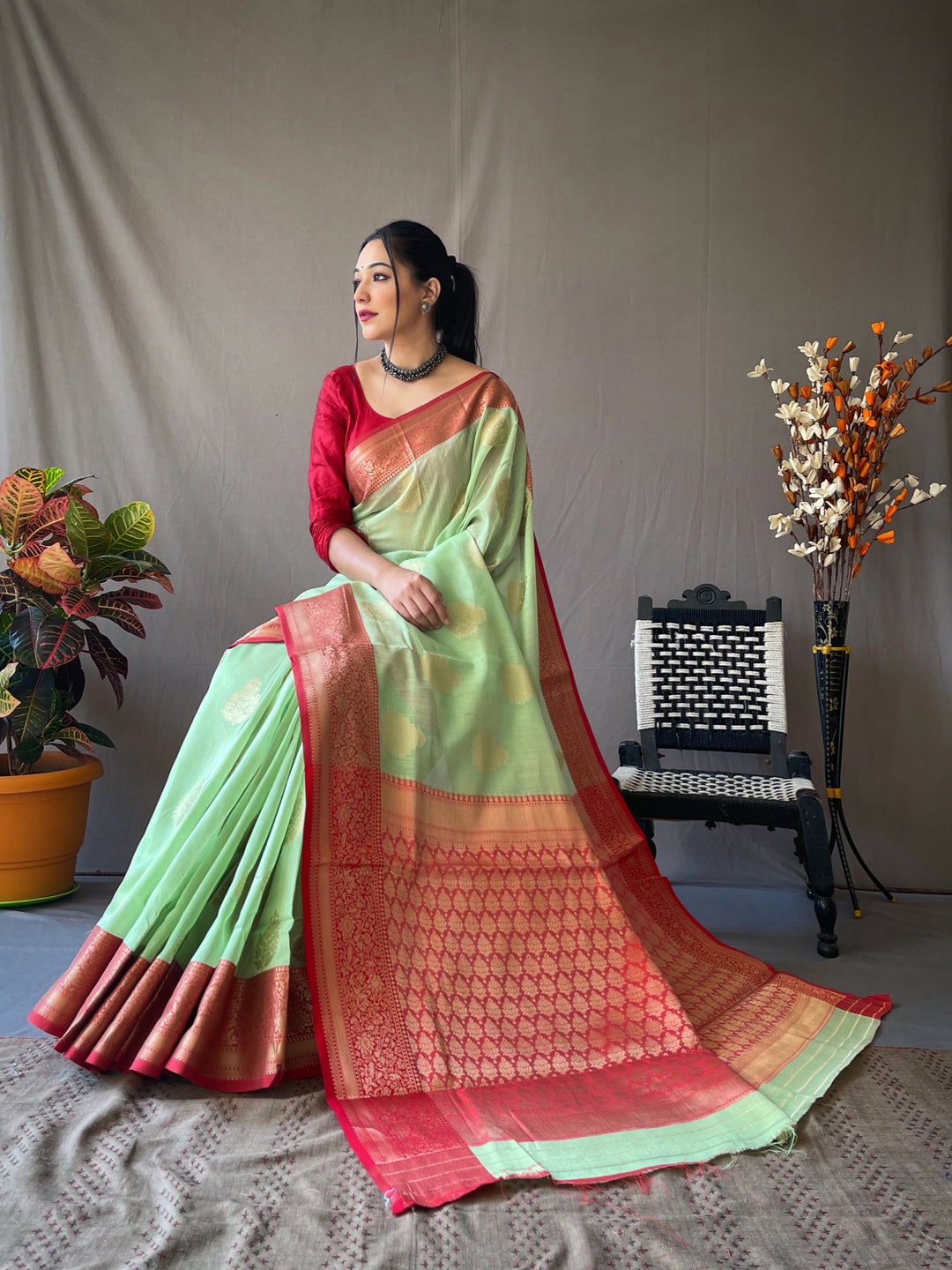 Soft Linen Fabric with Contrast Pallu Border | Partywear Saree for Women