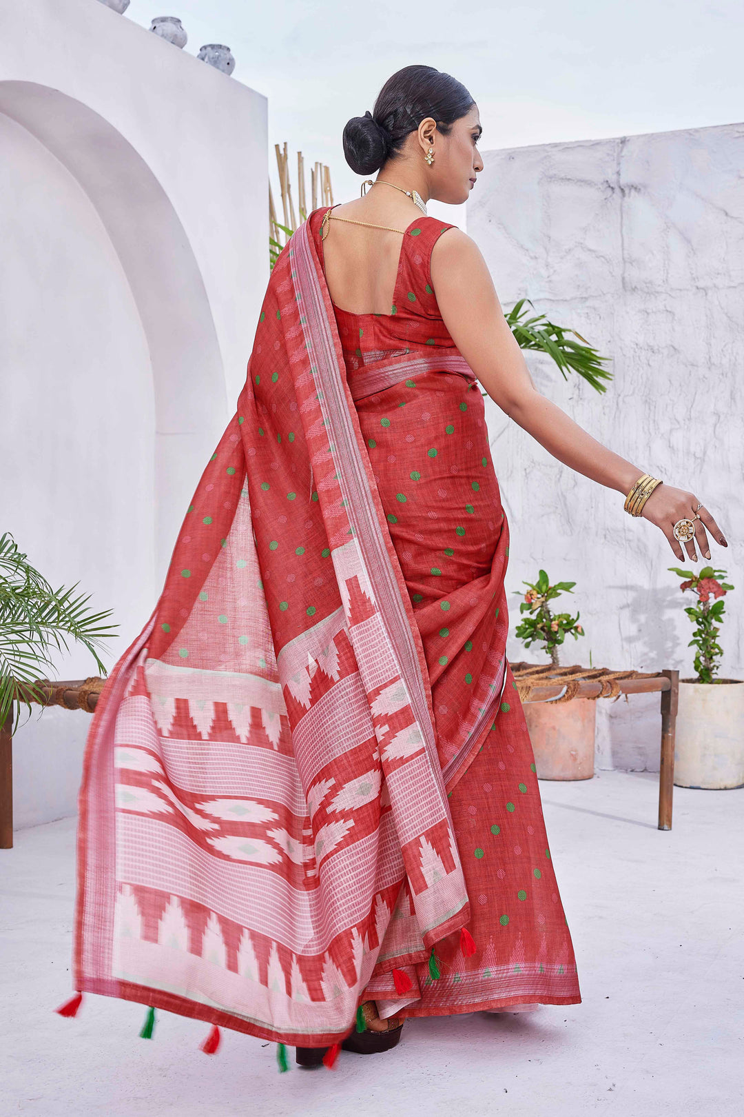 Elegant Linen-Blend Saree with Silk Details | Digital-Printed for Special Events