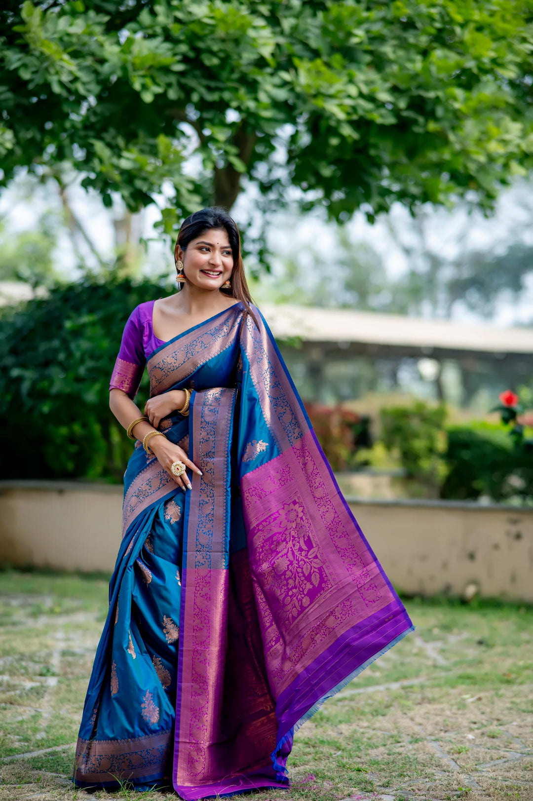 Traditional Dark Blue Indian Saree, featuring elegant zari work and a beautiful contrast zari pallu for Indian celebrations.