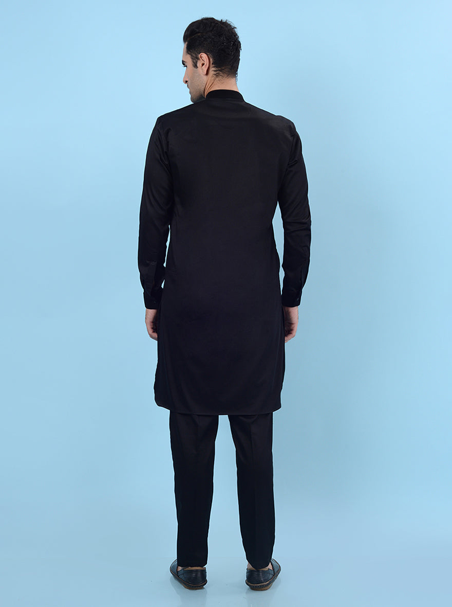 Regular fit black kurta for men, complete with a zipper closure for added comfort and style.