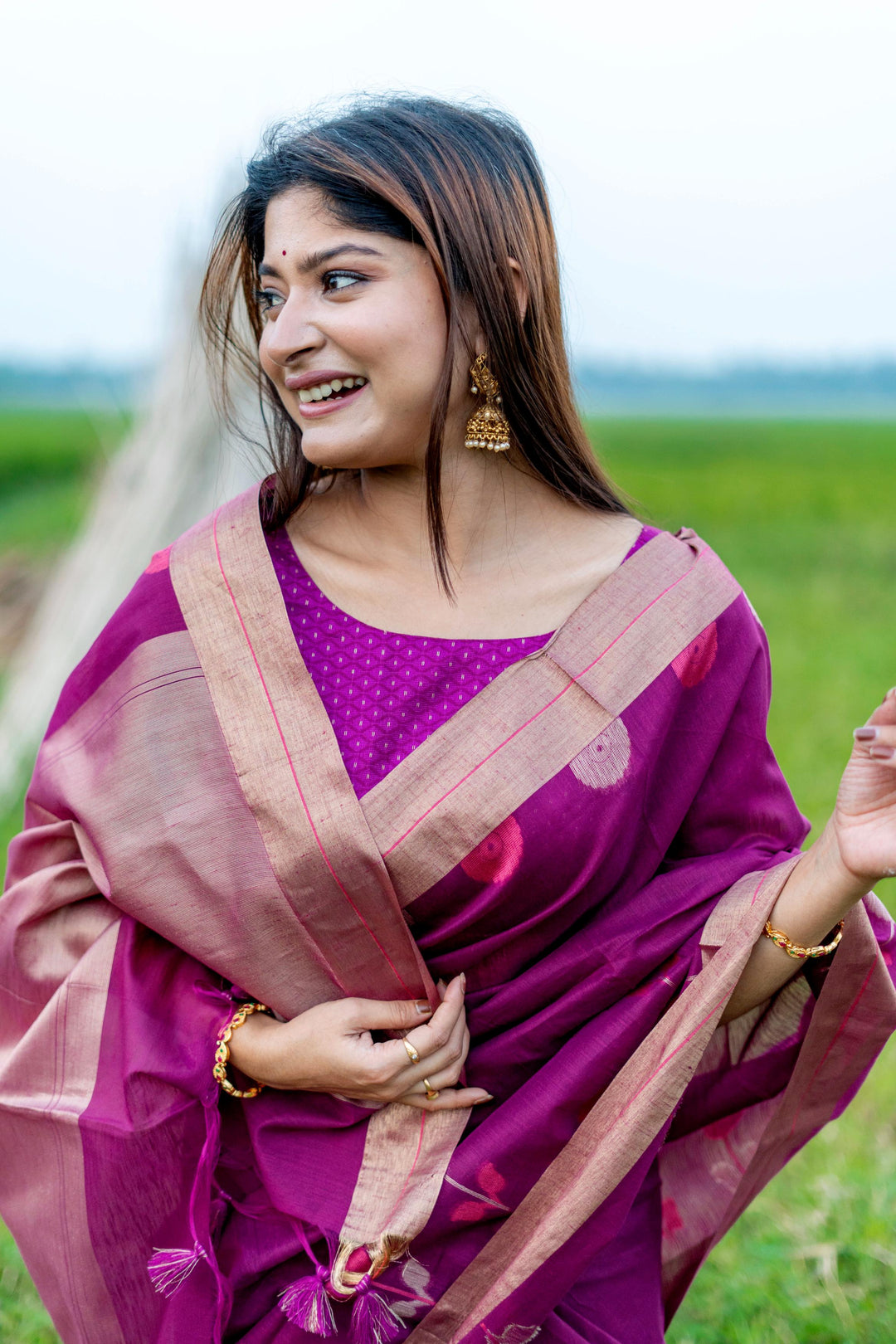 Gorgeous green pure linen silk saree featuring Jamdani border and elegant brocade blouse design, ideal for cultural celebrations.