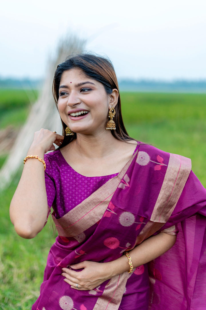 Chic green pure linen silk saree with delicate Jamdani border and brocade blouse, perfect for evening functions.