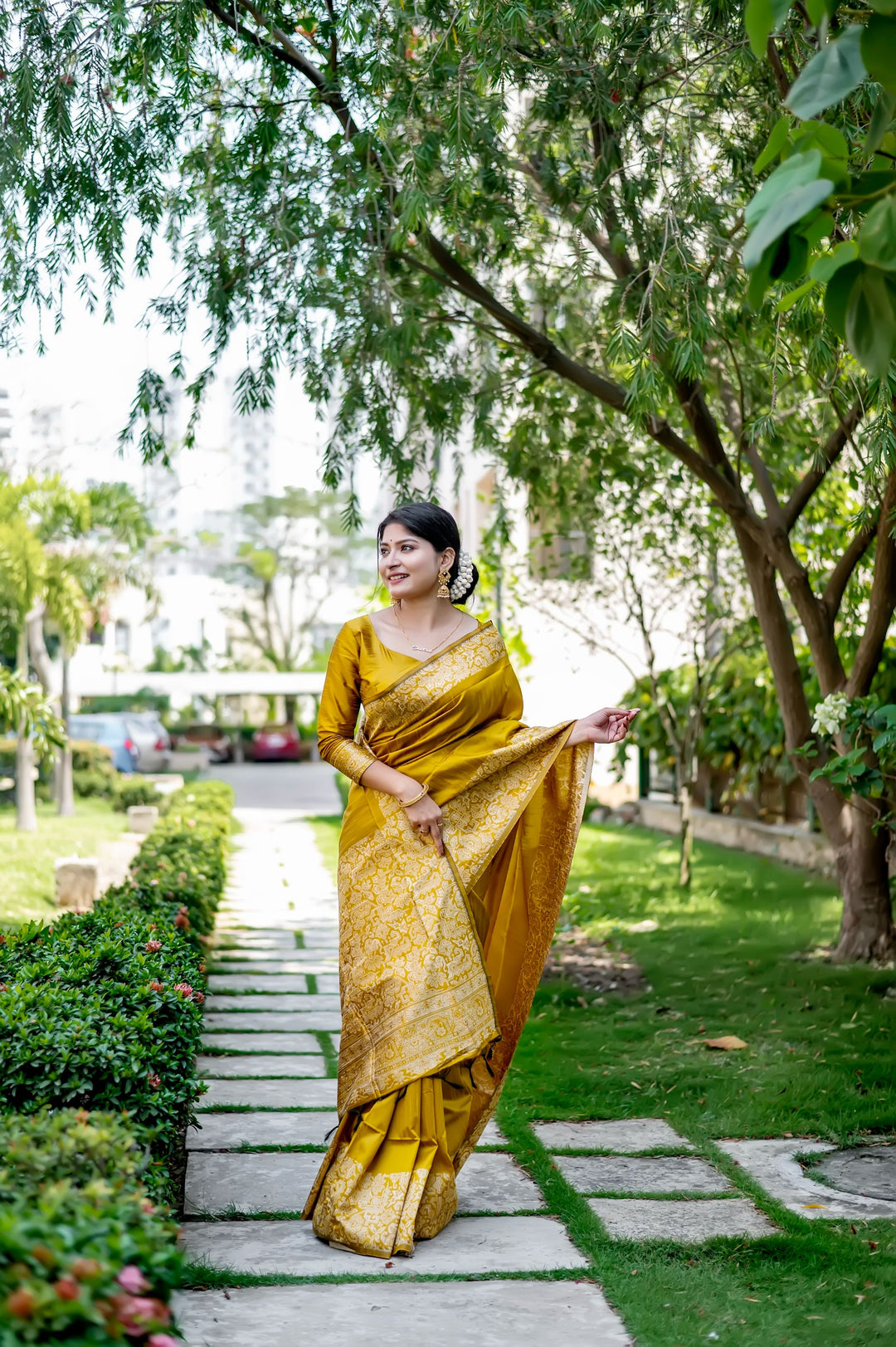 Stunning lavender-dream handloom raw silk saree with rich weaving pallu and blouse piece, ideal for weddings.