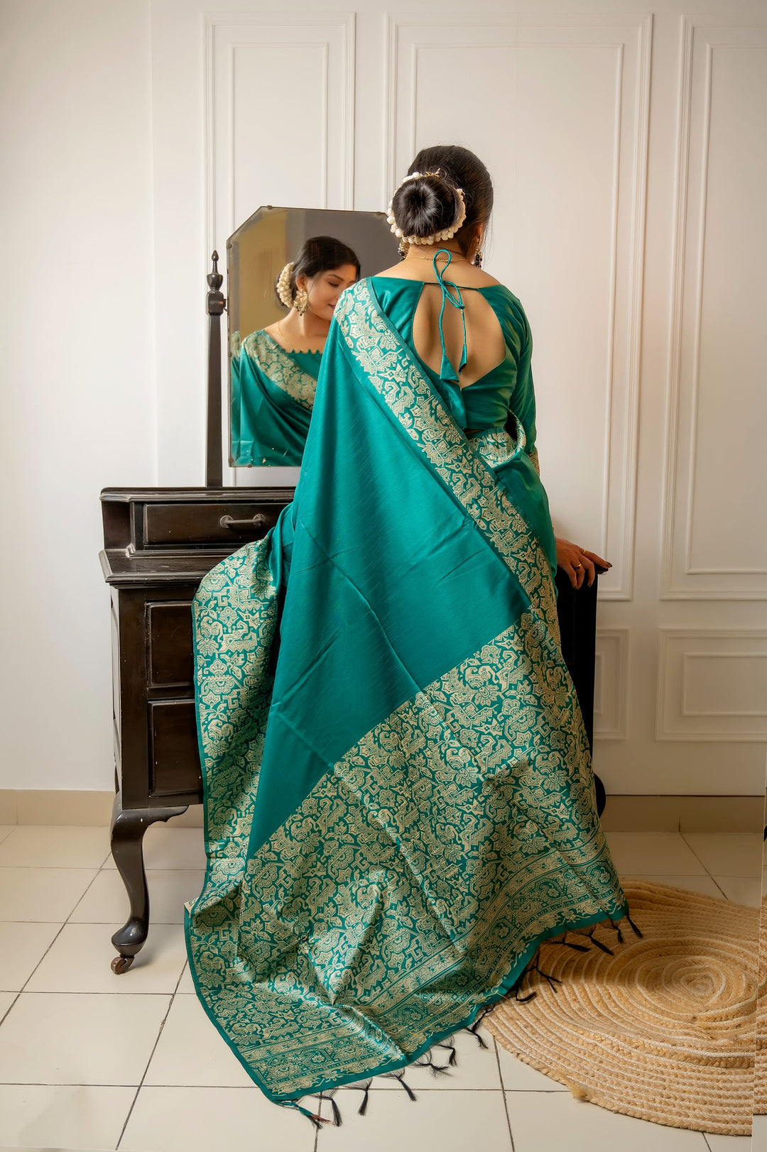 Timeless bright-pink handloom raw silk saree with detailed weaving pallu and blouse piece, perfect for traditional ceremonies.