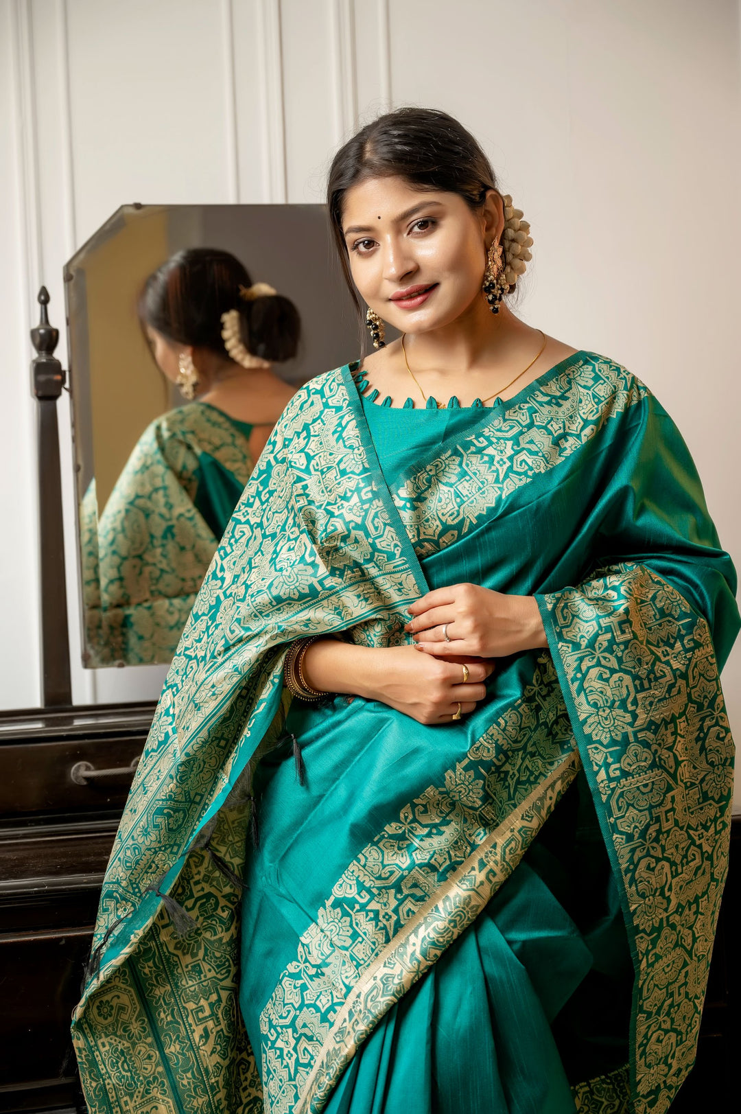 Beautiful bright-pink handloom raw silk saree with luxurious weaving pallu and blouse piece, perfect for celebrations.