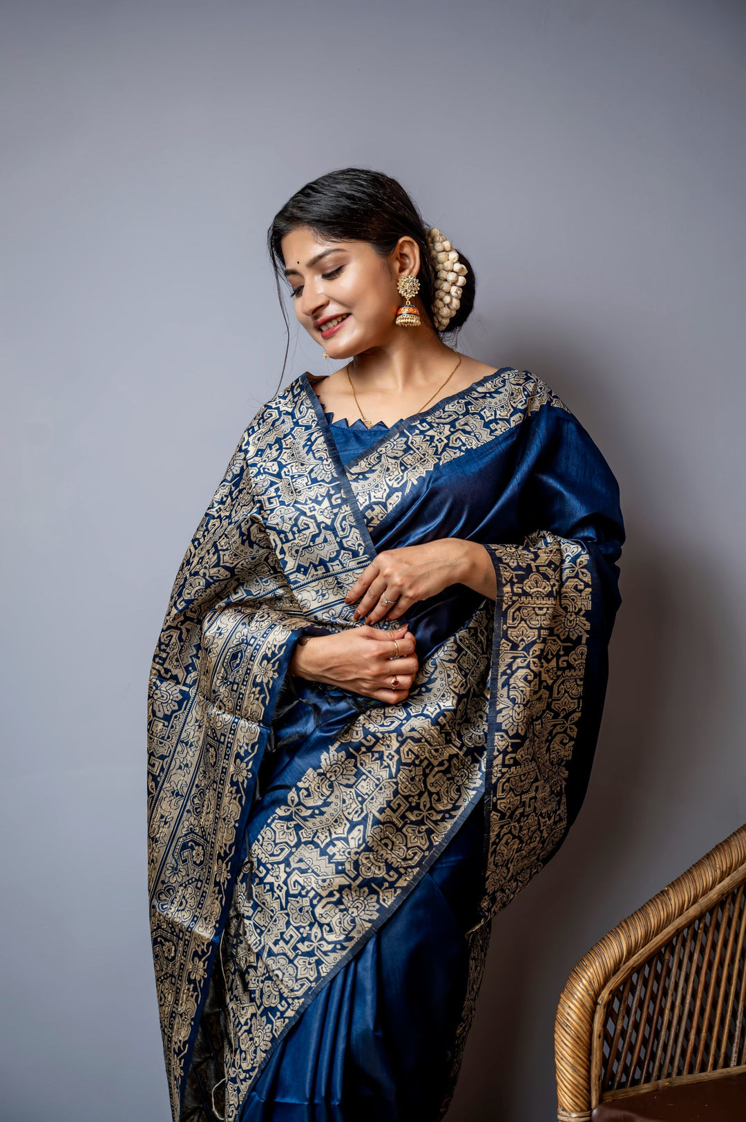 Elegant teal handloom raw silk saree with intricate weaving pallu and matching blouse piece, ideal for weddings.