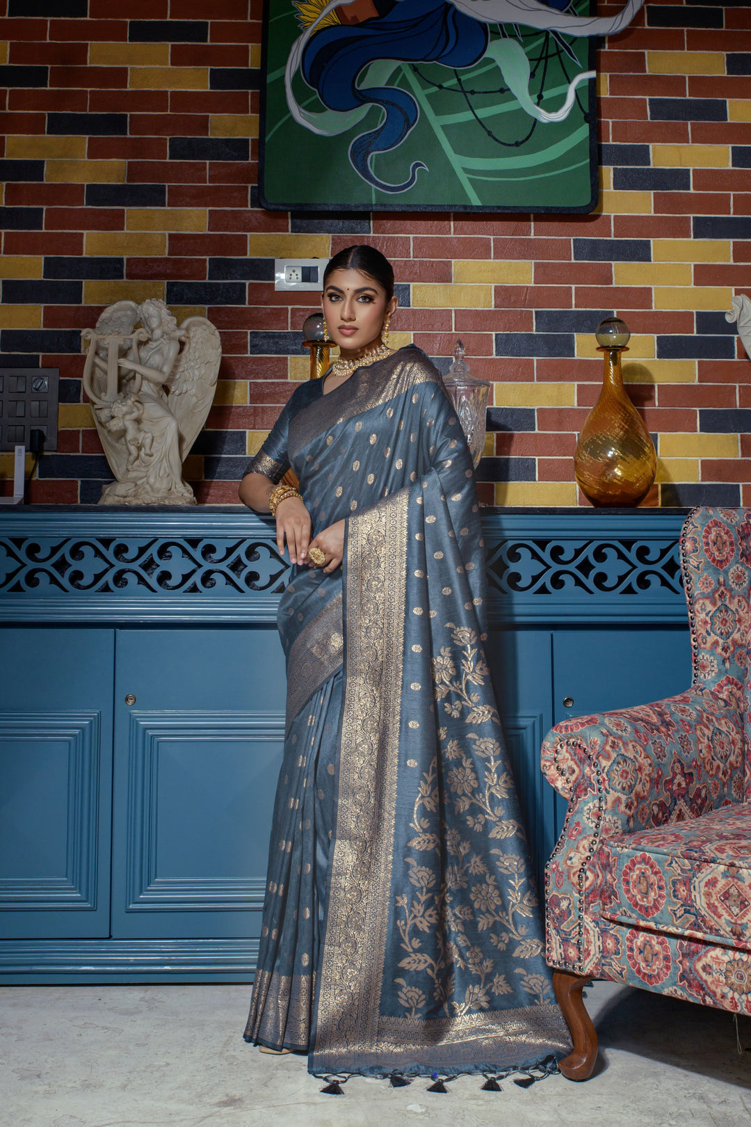 Add elegance to your event with this Blue traditional Indian saree, featuring intricate zari weaving and a luxury border.