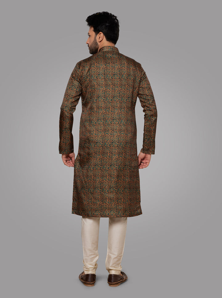 Discover sophistication with this fashionable Green Silk Blend Kurta Pajama for men.