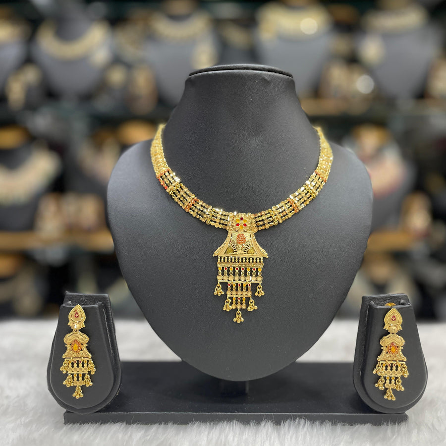 Beautiful golden jewelry, ideal for weddings and cultural celebrations.