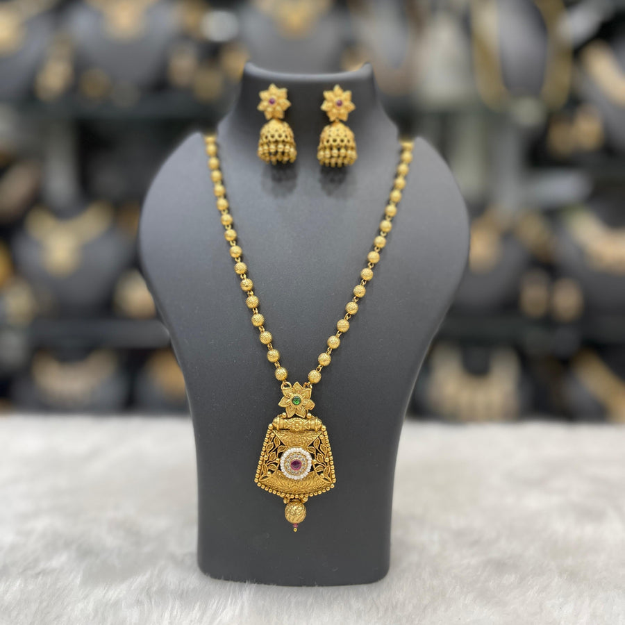 Stunning gold jewelry set featuring intricate details for elegance.