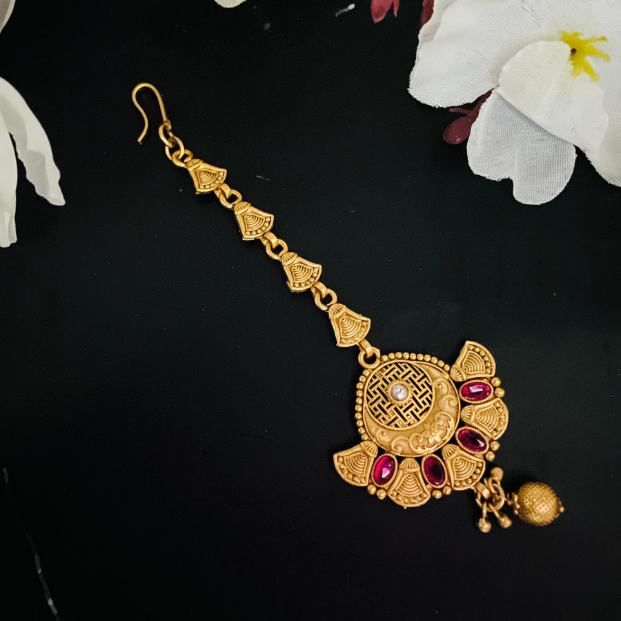 Beautiful golden maang tikka, a timeless accessory for Indian weddings and festivities.