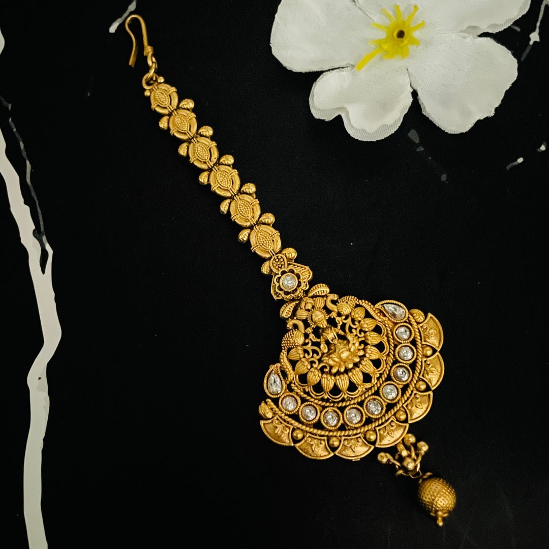 Beautiful golden maang tikka with stunning embellishments for weddings.