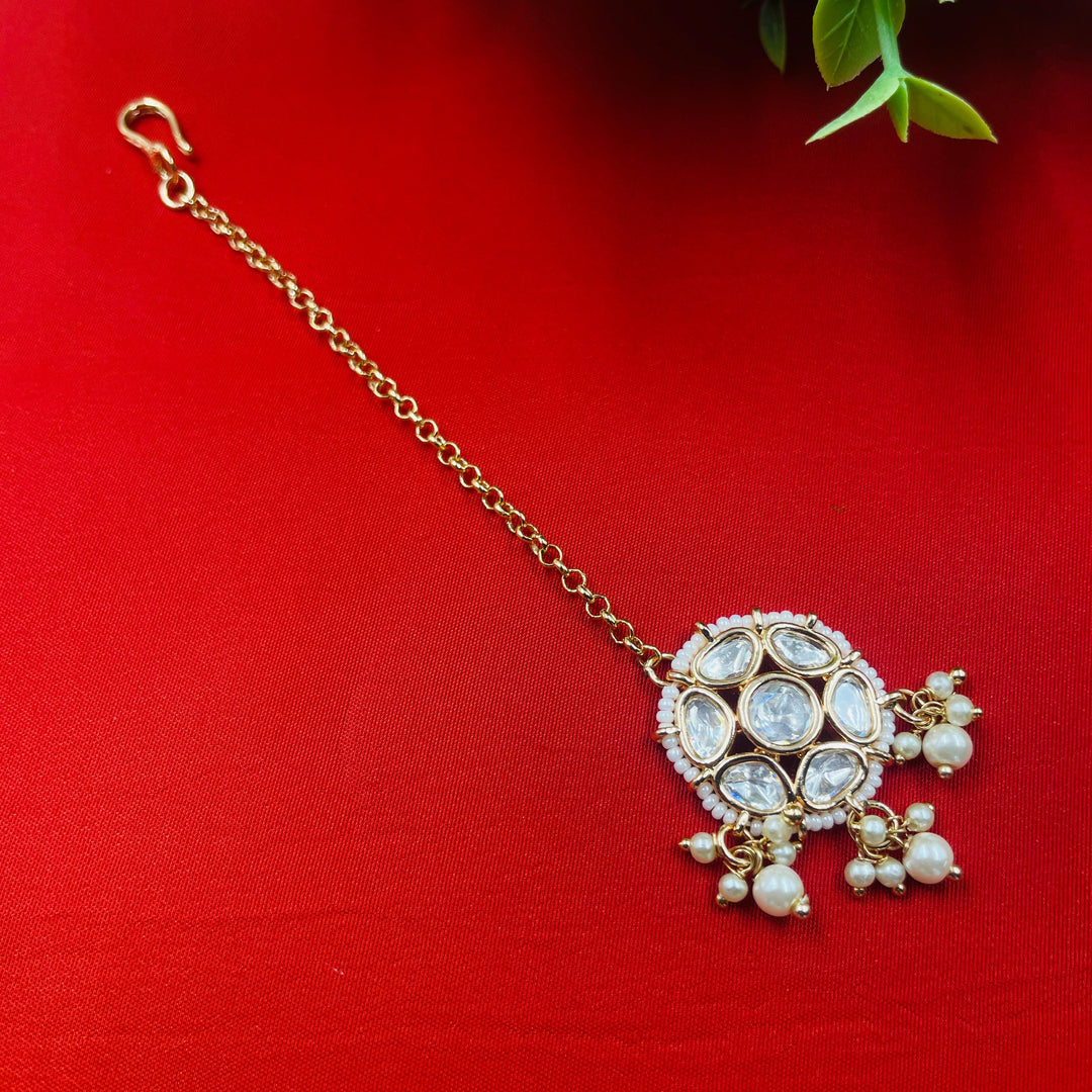 Exquisite diamond maang tikka with Kundan stones, a stunning bridal accessory for weddings.