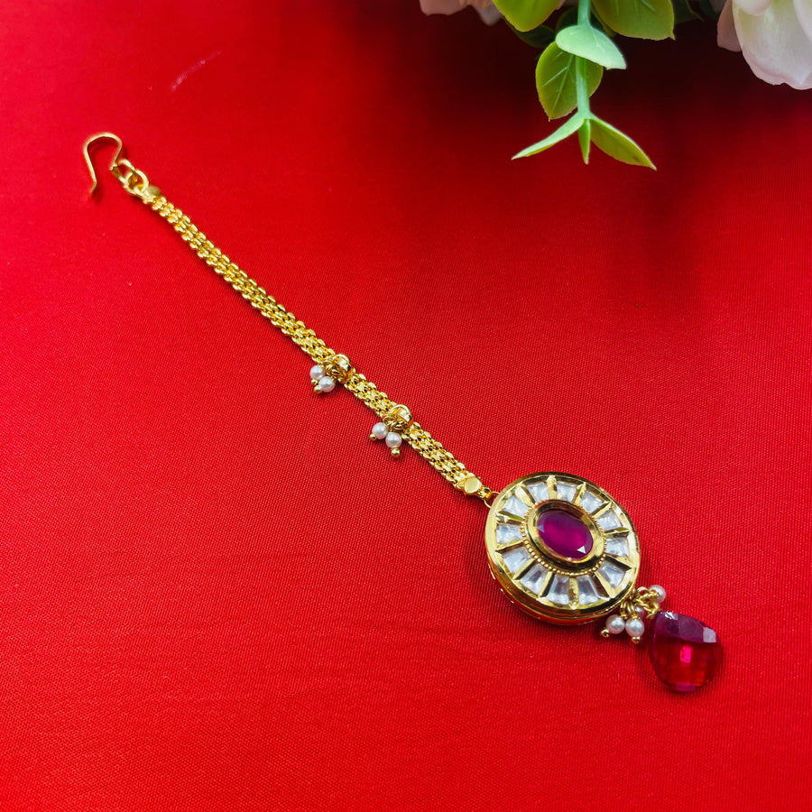 Diamond maang tikka with Kundan accents, an ideal bridal mang tika for a traditional wedding style.