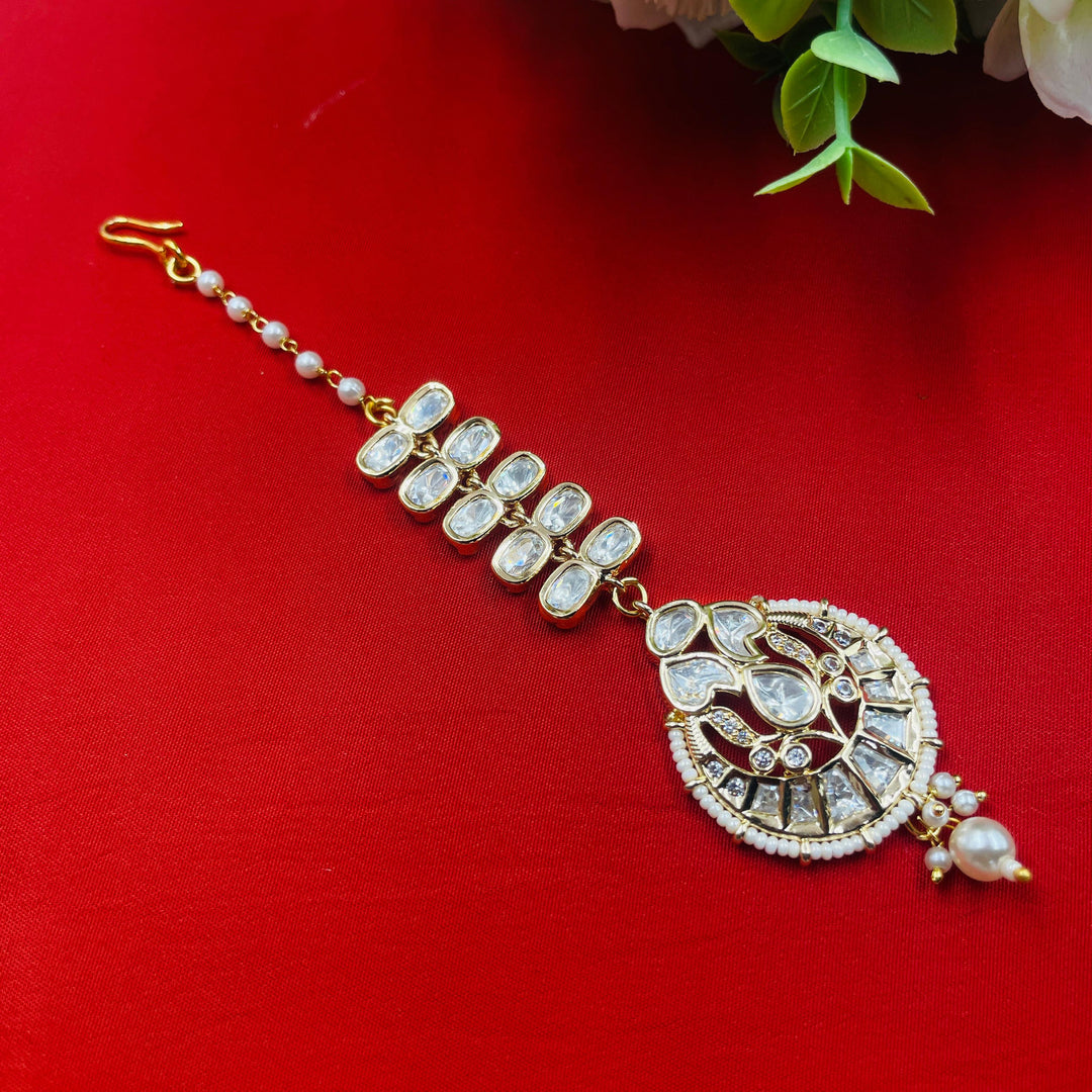 Gorgeous Kundan bridal tikka with diamond accents, perfect for a luxurious wedding outfit.