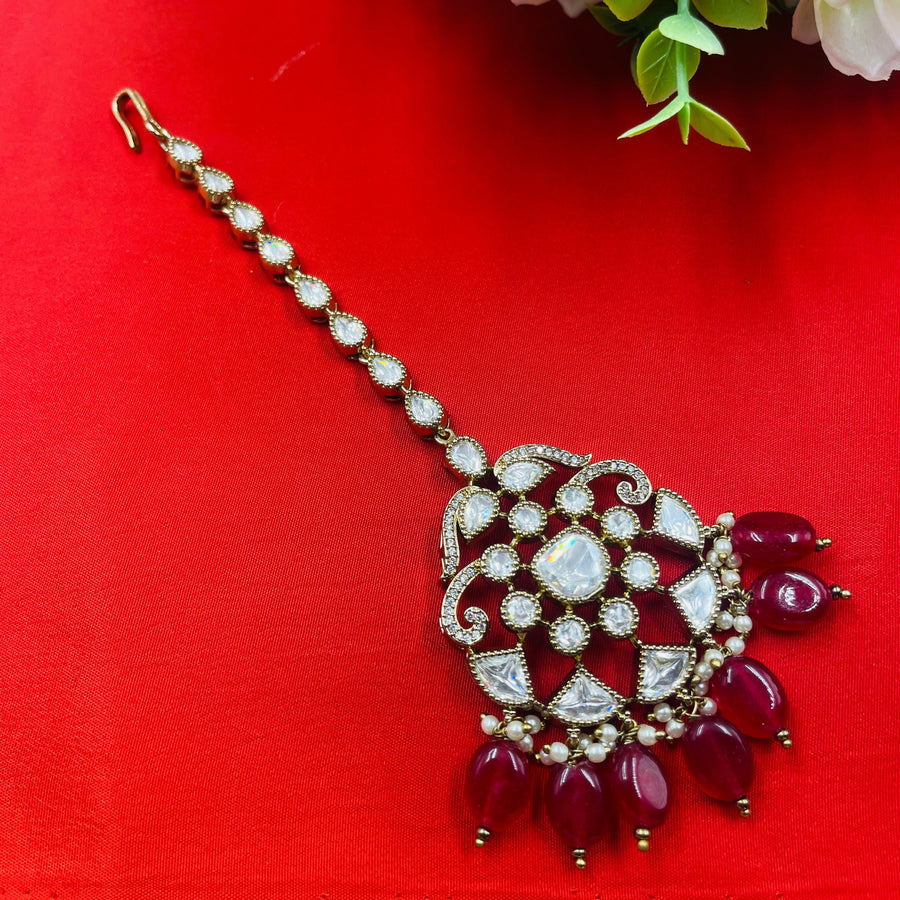 Traditional bridal mang tika featuring Kundan craftsmanship, perfect for special wedding occasions.