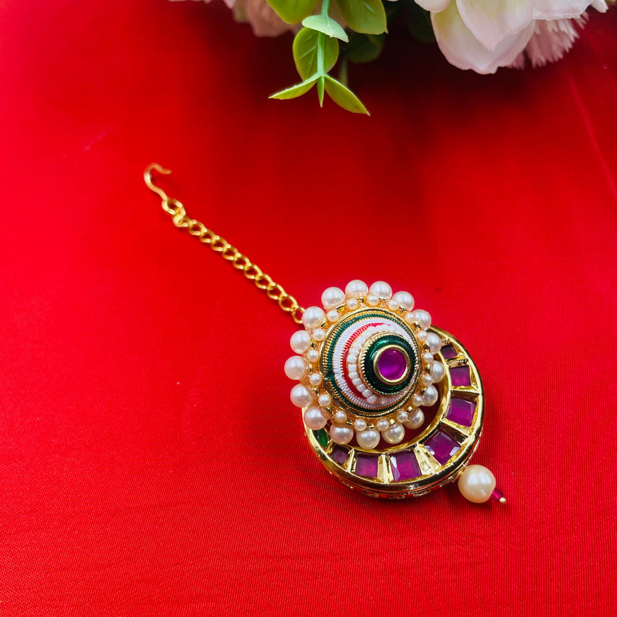 Elegant Kundan bridal tikka jewellery, featuring a traditional mang tika design.