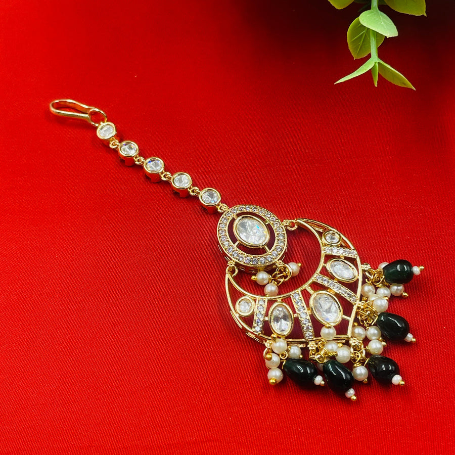 Sophisticated bridal tikka jewellery with Kundan and diamond embellishments, perfect for weddings.