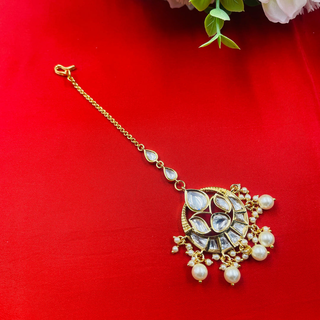 Diamond maang tikka featuring exquisite Kundan details, perfect for a bridal wedding look.