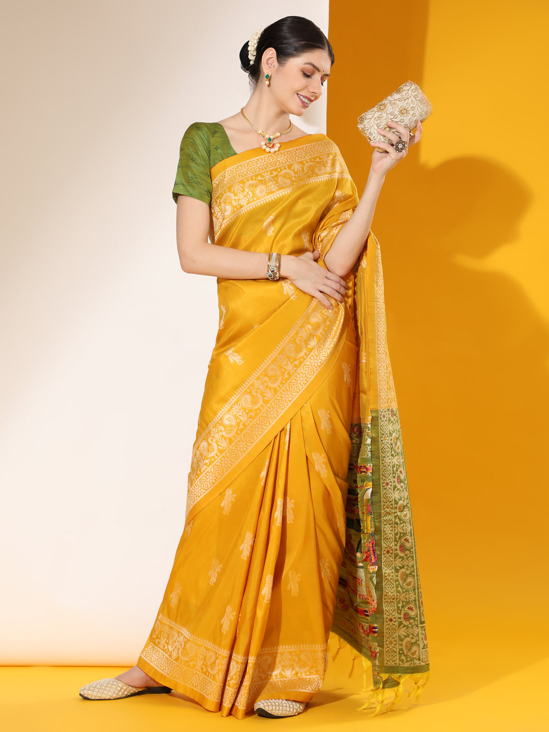 Exquisite raw silk saree featuring two-tone weaving and contrast pallu, ideal for festive occasions